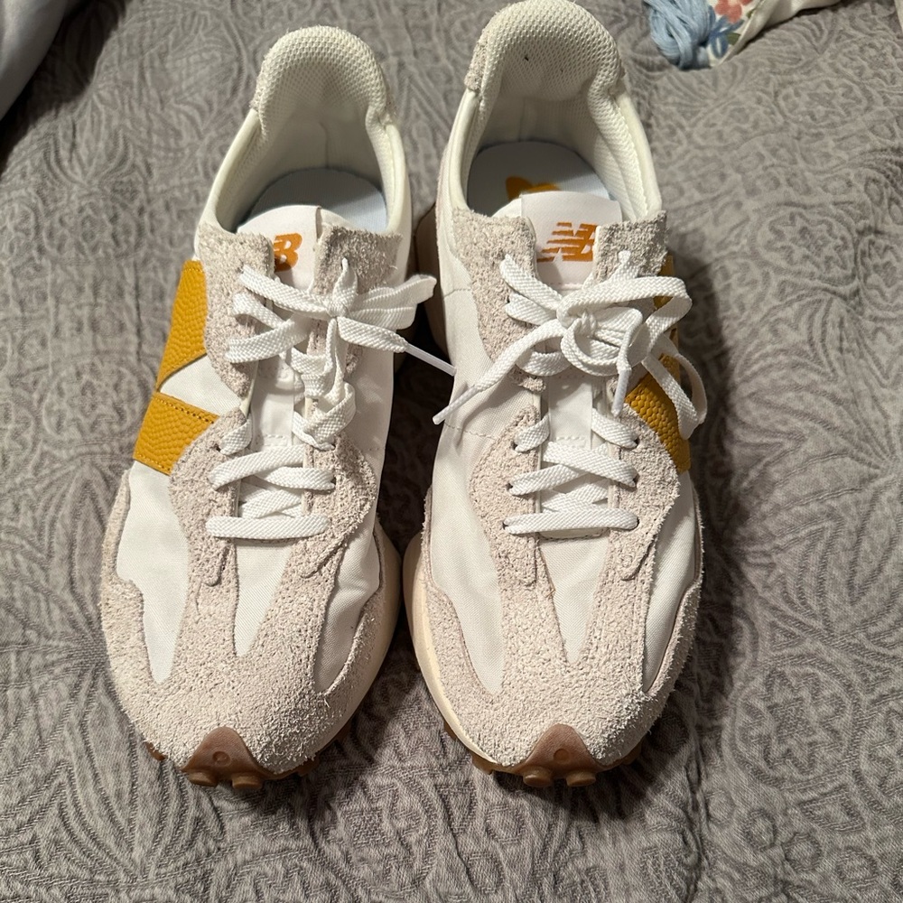 New Balance 327 Tennis Shoes